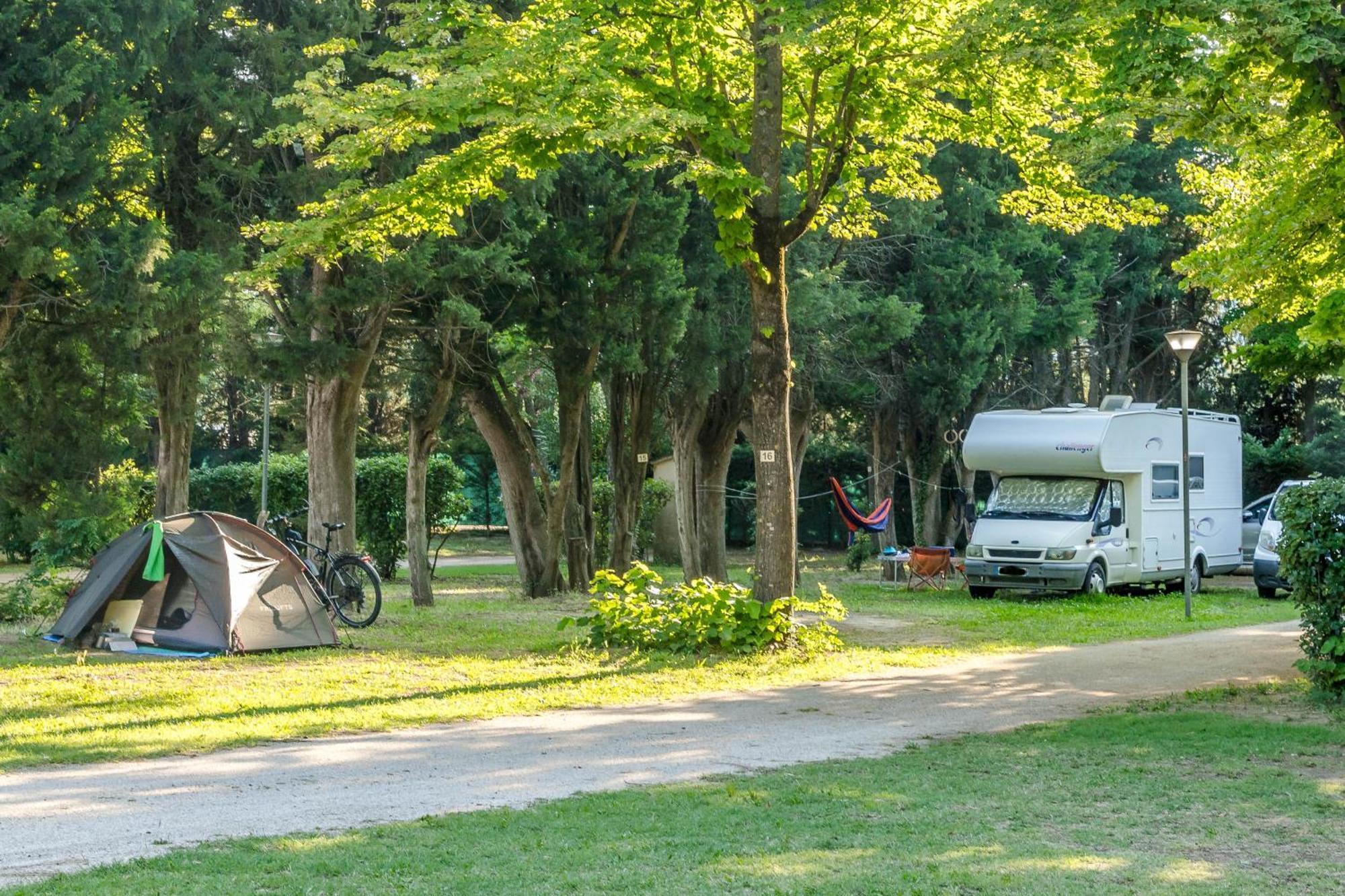 Camping Les Avignon - La Laune วิลเนิฟ-เลส์-อาวิญง ภายนอก รูปภาพ