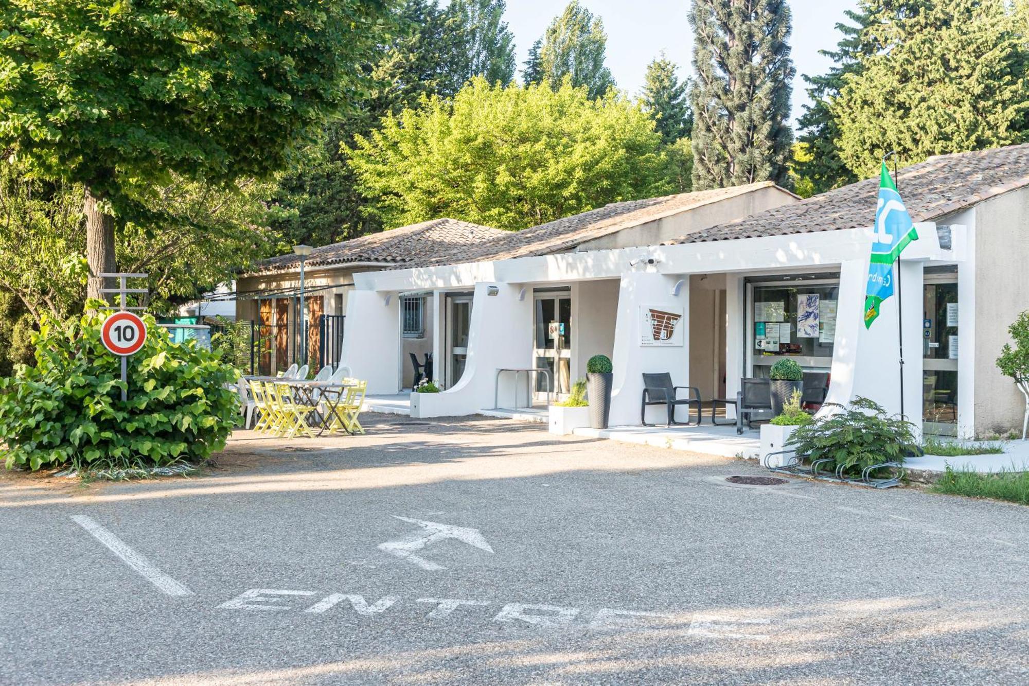 Camping Les Avignon - La Laune วิลเนิฟ-เลส์-อาวิญง ภายนอก รูปภาพ